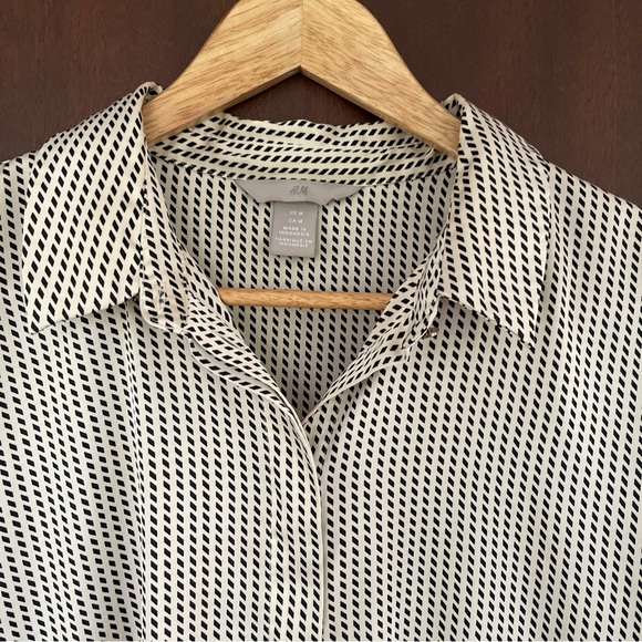 Like New H&M Satin Blouse  Medium With Hidden Buttons And Double Button Cuff - Picture 7 of 9